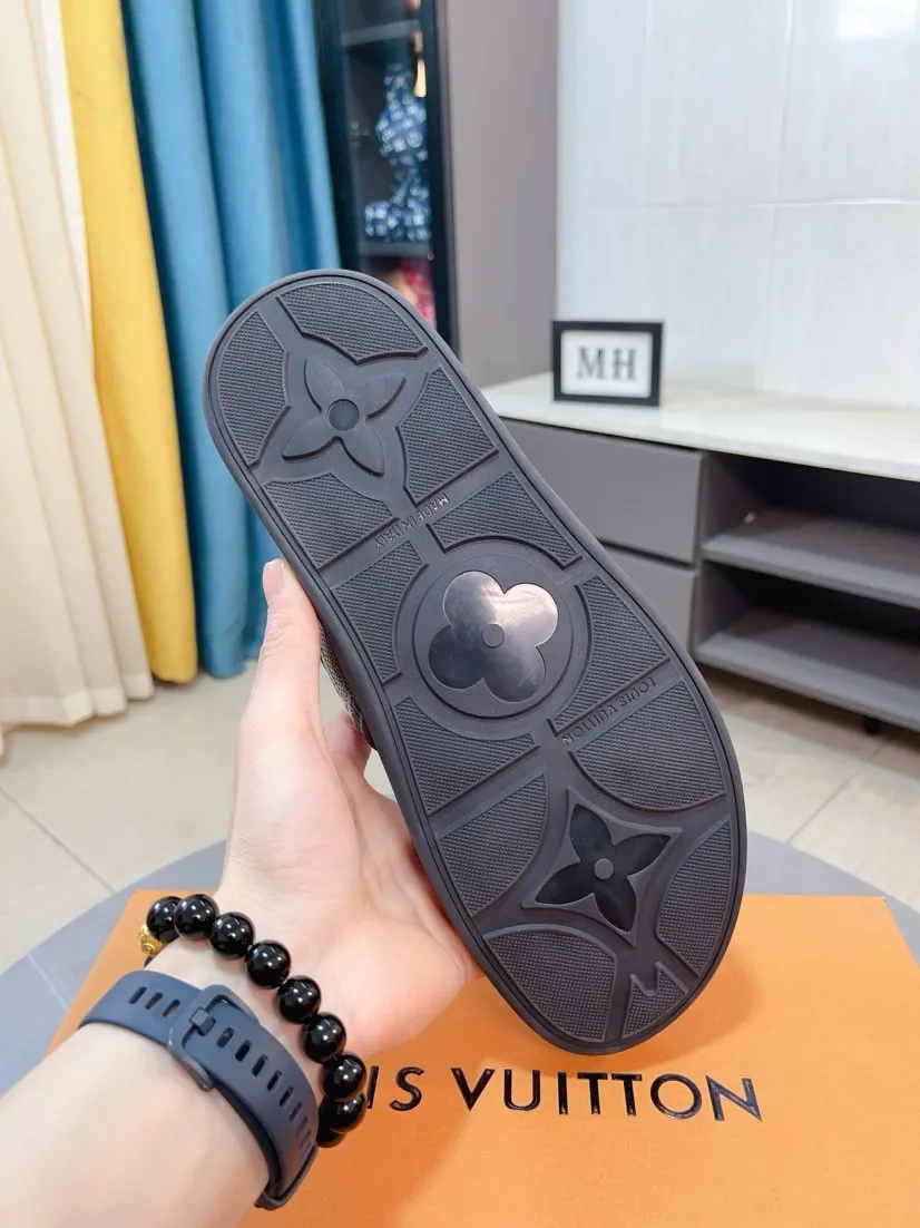 Ex-factory price 320🌹🌹 (lv-Louis Vuitton) new men's sandals, high-end boutique, exquisite embossed logo decoration on the upper, fine workmanship, super soft soles, casual, loose and comfortable, a must-have in summer! \nsize：38-44